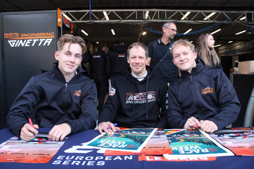 I pitlane på Spa-Francorchamps skrev Mikkel Gaarde Pedersen autografer sammen med Antti Rammo og Wyatt Brichacek
(Foto: JJ Media)